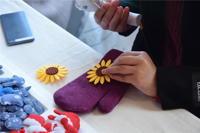 “手”护温暖——银基誉府花样手套DIY活动暖心开启